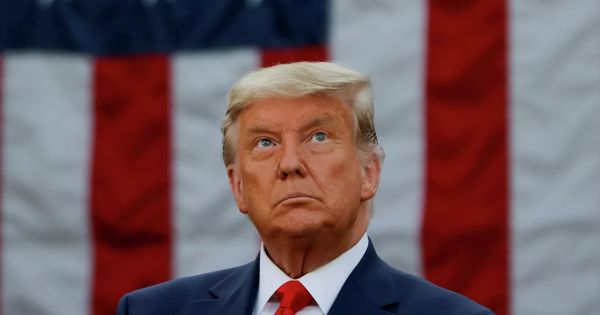 Tổng thống Donald Trump bất ngờ công bố việc rời Nhà Trắng