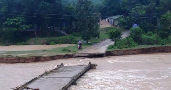 Người dân Khánh Hòa chạy lũ trong đêm, 1 người bị lũ cuốn mất tích