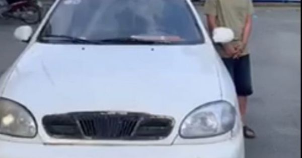 Tạm giữ 1 xe ô tô vận chuyển gần 1.000 cây thuốc lá lậu trên cao tốc