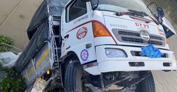 Xe tải chở 15 tấn lúa làm sập cầu dân sinh ở Tiền Giang