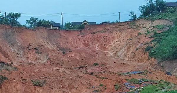 Quảng Ngãi: Sạt lở núi kinh hoàng, mặt đường đứt gãy, dân di dời khẩn cấp