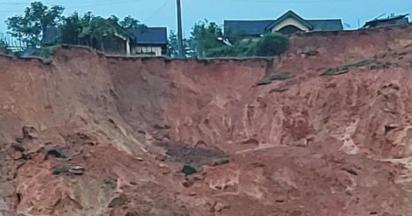 2.000 dân ở Quảng Ngãi bị cô lập do sạt lở núi
