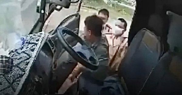 3 CSGT hành hung, lăng mạ tài xế xe tải