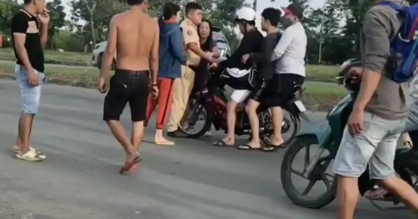 Bắt khẩn cấp hai chú cháu đánh tới tấp CSGT