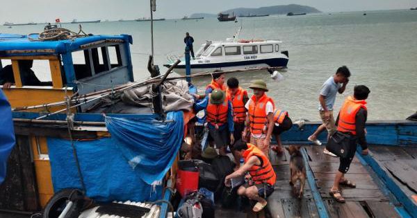 Tàu chở 2.250 tấn xi măng bị chìm, 10 người thoát chết