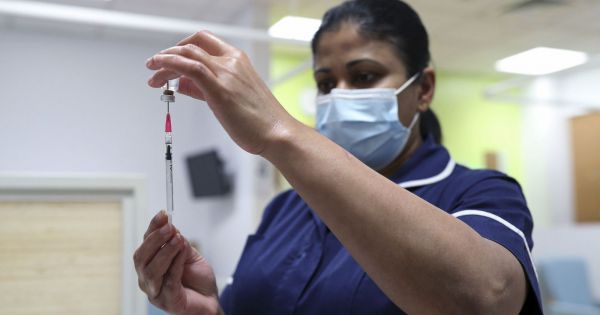 Anh bắt đầu tiêm chủng cộng đồng vaccine Covid-19 đợt đầu tiên