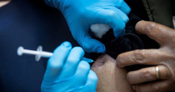 Bốn tình nguyện viên Mỹ liệt một bên mặt sau khi tiêm vaccine COVID-19