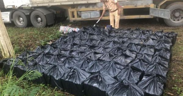 Dùng xe container vận chuyển hàng trăm chai rượu ngoại không rõ nguồn gốc ở Đồng Nai