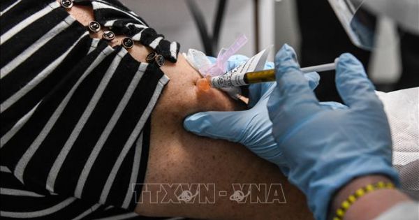 Người đầu tiên tại Mỹ được tiêm vaccine phòng COVID-19