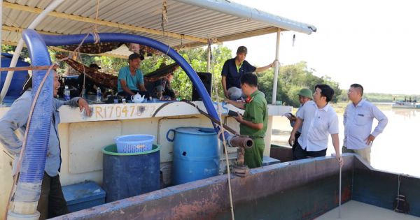 Bắt quả tang 4 tàu khai thác cát trái phép trong lòng hồ Dầu Tiếng ở Tây Ninh