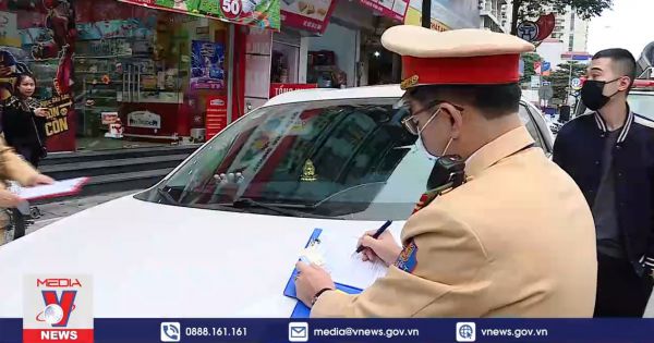 Trong 1 ngày, Hà Nội phạt 236 vụ dừng đỗ sai qui định, dán 