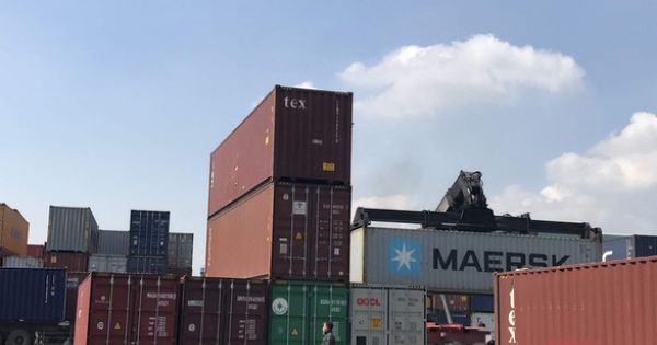 Doanh nghiệp “kêu trời” vì hàng quá cảnh bị hải quan ‘khui’ kiểm tra thủ công