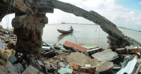 Quảng Ngãi: Triều cường giật sập nhà, người dân khẩ cấp di dời trong đêm ở Quảng Ngãi