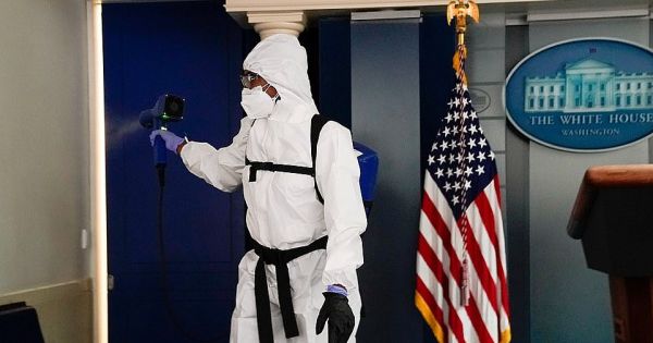 Các chuyên gia phản đối khử trùng Nhà Trắng