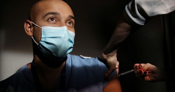 Hai nhân viên y tế Mỹ phải cấp cứu sau tiêm vắc-xin Covid-19