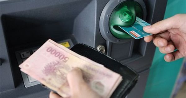 Từ ngày 1-1-2021, lương của chồng có thể chuyển thẳng vào tài khoản của vợ