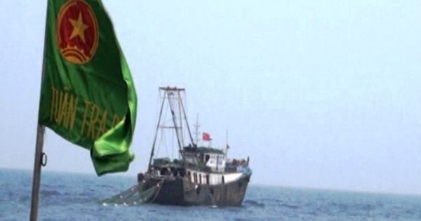 Đuổi 2 tàu cá treo cờ Trung Quốc áp sát giàn khai thác khí Thái Bình