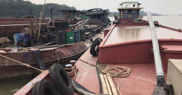 Bắt giữ 3 tàu khai thác cát trái phép trên sông Hồng