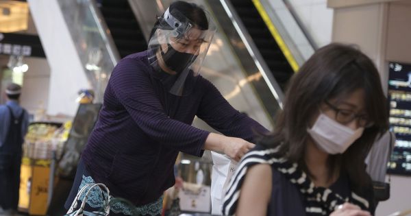 Để ngăn COVID-19 bùng phát, Nhật Bản yêu cầu người dân đeo khẩu trang tại nhà