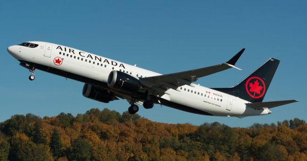 Máy bay Boeing 737-8 MAX của Air Canada gặp sự cố động cơ