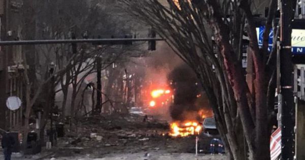 Nổ rung chuyển thành phố ở Mỹ ngày Giáng sinh, 20 tòa nhà hư hại