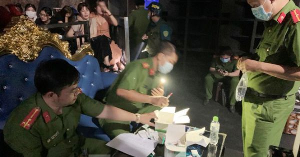 Đột kích quán bar ở Bình Dương, phát hiện hàng chục nam nữ phê ma túy
