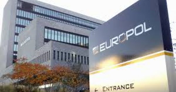 Europol cảnh báo nguy cơ vaccine giả và lừa đảo