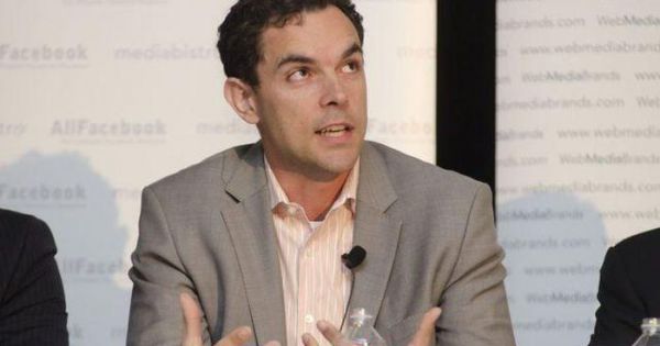 Lãnh đạo Facebook bất ngờ từ chức