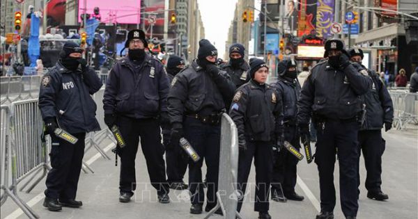 Cảnh sát Anh phạt hàng trăm người vi phạm lệnh giãn cách