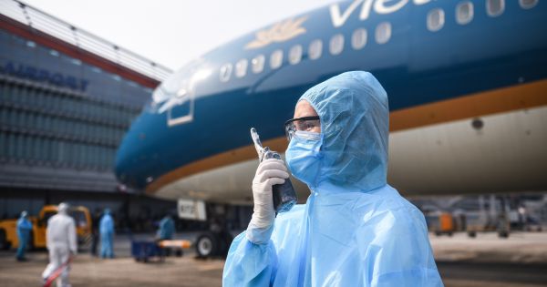 Tạm đình chỉ cán bộ ký giấy cho ca dương tính rời khu cách ly Covid-19