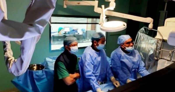 Đang chơi cùng bạn, bé 3 tuổi bị đột quỵ