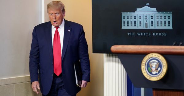 Gần 100 nhà ngoại giao Mỹ đòi Ngoại trưởng Pompeo lên án ông Trump