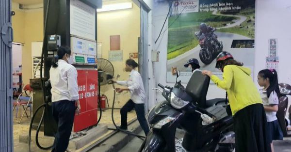 Giá xăng A95 lại tăng lên gần 17.000 đồng/lít