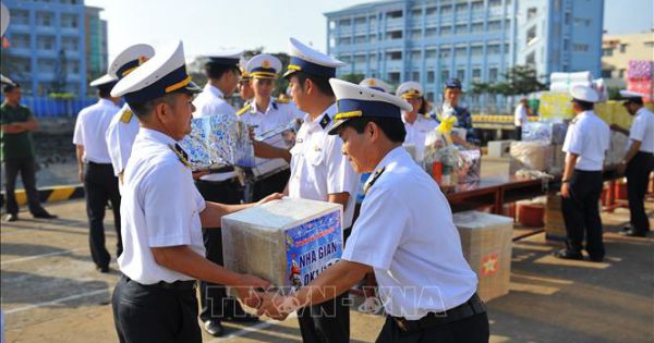 Đưa quà xuân mọi miền quê hương ra Nhà giàn DK 1