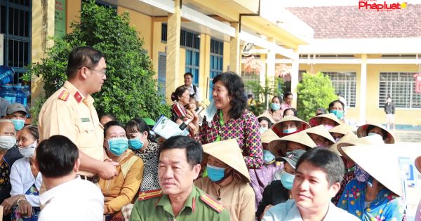 Trao quà Tết cho bà con tại Bến Tre