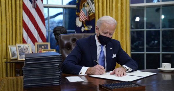 Ông Biden ký 17 sắc lệnh mới, đảo ngược chính sách của ông Trump
