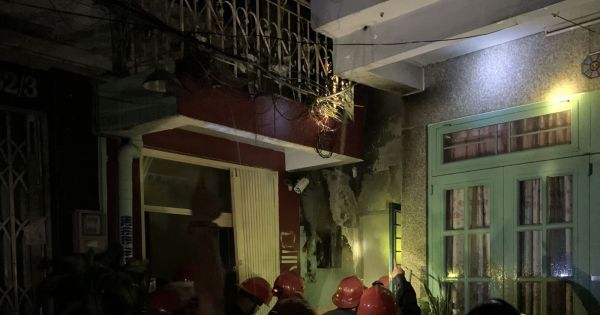 Cứu 7 người kẹt trong đám cháy ở TP.HCM