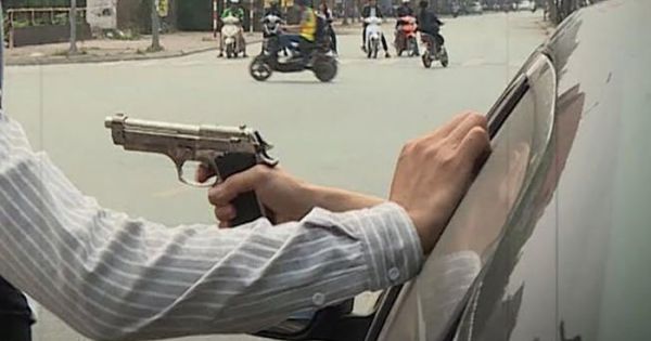 TP.HCM: Đi ô tô nổ súng vào nhóm thanh niên đứng ven quốc lộ