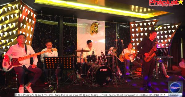 Minishow “Mình bước qua đời nhau” gây quỹ tặng trẻ em đón Tết