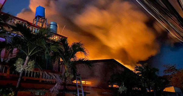 Cháy nổ kinh hoàng kho chứa vải ở TP.HCM, cả khu dân cư phải sơ tán