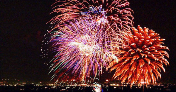 Bắn pháo hoa chào mừng thành công Đại hội lần thứ XIII của Đảng