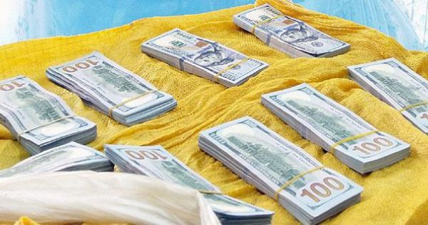 Bắt cặp đôi vận chuyển hơn 86.000 USD trái phép qua biên giới