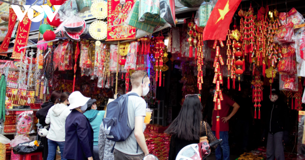 Hàng trang trí Tết ở TPHCM hút khách mua