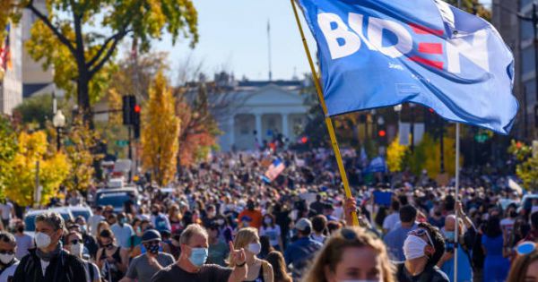 Ông Biden nhận được đa số tín nhiệm sau nhậm chức