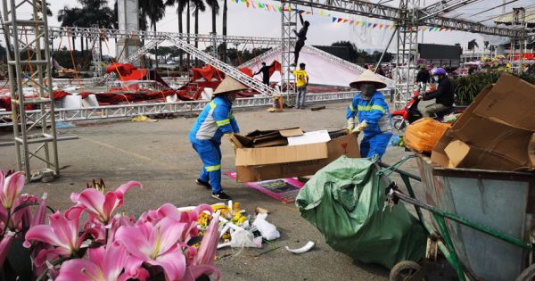 Lượng rác thải tăng 42-49% trong ngày 29 Tết tại Hà Nội