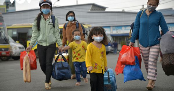 Nhiều xe tại bến xe miền Tây xuất bến với những hàng ghế trống