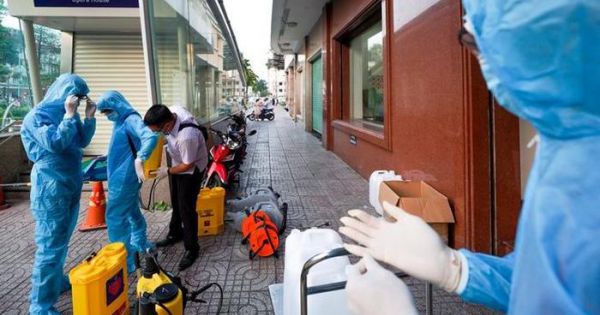 TP.HCM: Phun khử khuẩn đường hoa Nguyễn Huệ phòng chống COVID-19