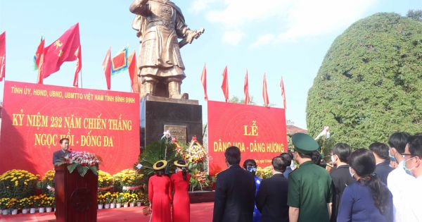 Thủ tướng dâng hương tại Tượng đài Quang Trung - Nguyễn Huệ