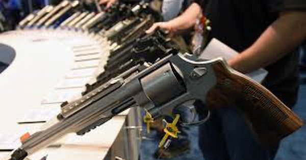 Các thành phố lớn nhất Canada có thể sẽ cấm súng ngắn