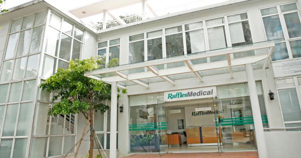 Đình chỉ phòng khám bệnh nhân COVID-19 người Nhật đến khám trước khi qua đời